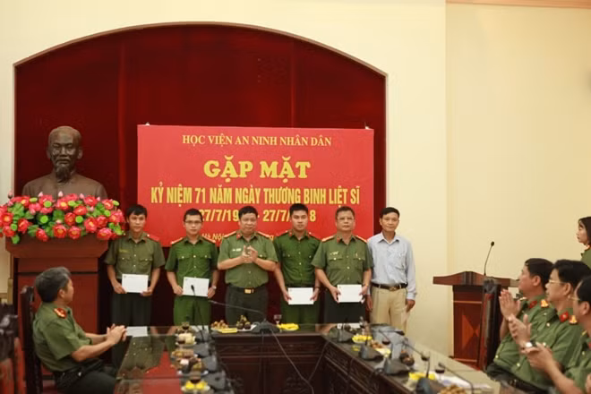 Đại tá, PGS.TS Lê Văn Thắng, Giám đốc Học viện trao quà tri ân cho các đồng chí lãnh đạo, cán bộ, giảng viên và học viên các đơn vị thuộc Học viện là thân nhân các gia đình thương binh, liệt sĩ.