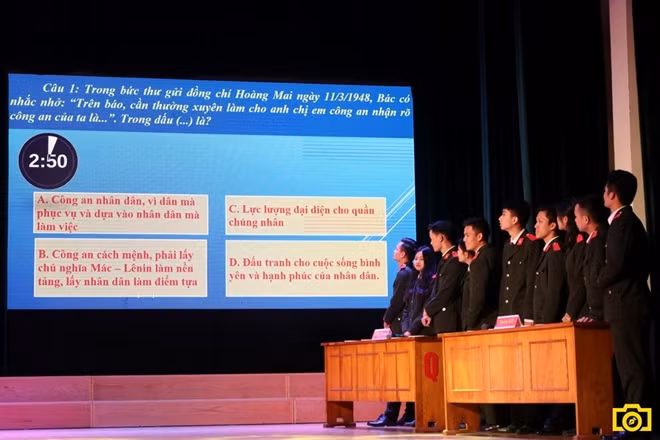 Các đội thi tranh tài ở phần thi Trả lời nhanh