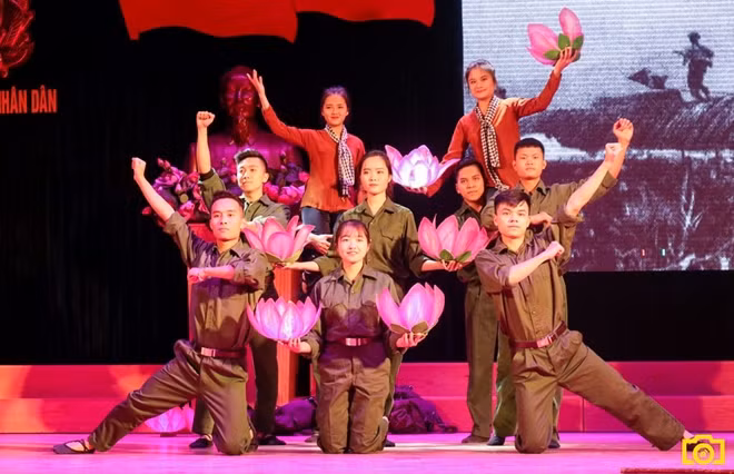 Phần thể hiện năng khiếu đầy sắc màu do các đội thi thể hiện.