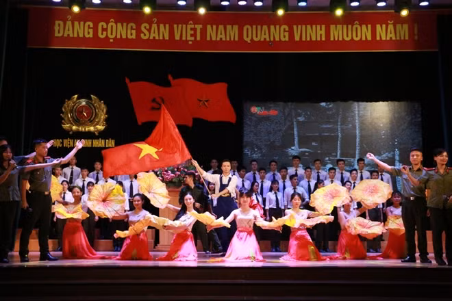 Những tiết mục đặc sắc đã thổi bùng lên niềm tự hào về truyền thống vẻ vang của lực lượng Công an nhân dân trong thế hệ trẻ của Học viện ANND.