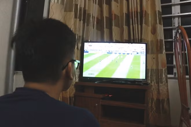 Do trời Mưa nên nhiều người hâm mộ bóng đá lựa chọn ở nhà xem lễ khai mạc và trận mở màn World Cup 2018 diễn ra trên nước Nga.