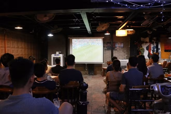 Một quán cà phê trên phố Xã Đàn (Hà Nội) chật kín chỗ ngồi xem trận khai mạc giữa hai đội Nga và Saudi Arabia.