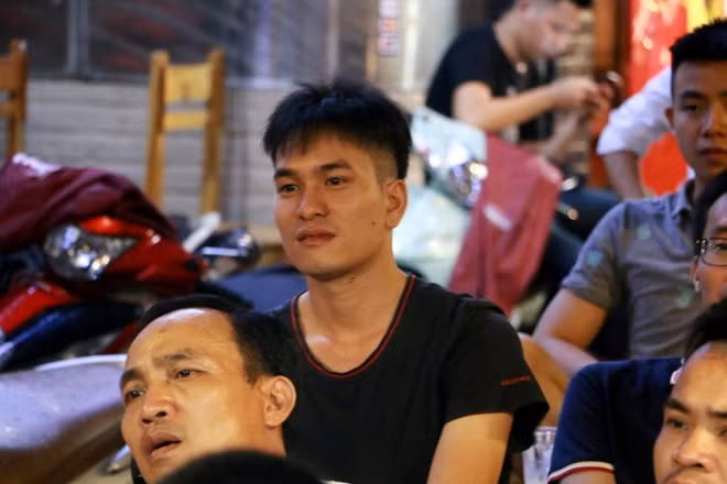 Anh Hoàng Mạnh Quý một vị khác chia sẻ anh và các bạn của mình đã đến đây từ rất sớm để có chỗ đẹp xem trận khai mạc giữa hai đội Nga và Saudi Arabia.
