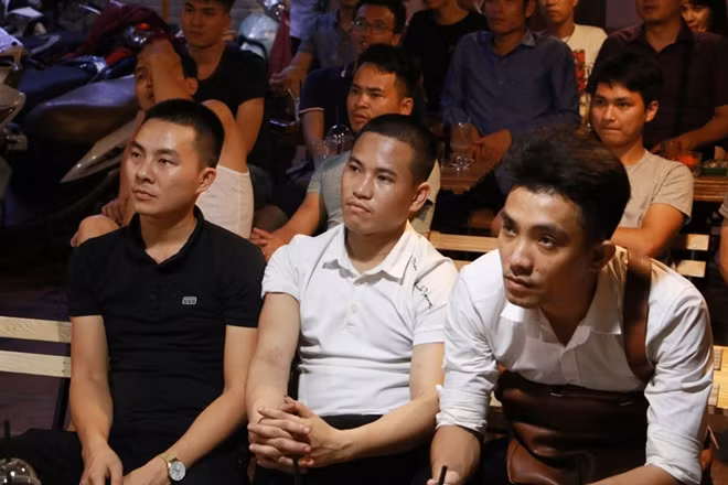 Anh Trần Bá Nghiệp quản lý quán cà phê cho biết quán của anh sẽ chiếu trực tiếp các trận World Cup trên máy chiếu lớn đón người hâm mộ.