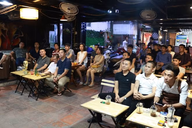 Không chỉ có cánh mày râu hâm mộ bóng đá đến xem trận khai mạc giữa hai đội Nga và Saudi Arabia mà các chị em phụ nữ hâm mộ bóng đá cũng có mặt tại đây từ rất sớm.