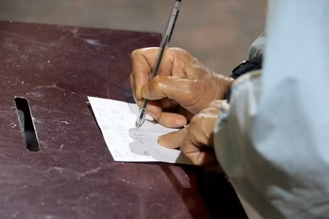 Người đến đăng ký sẽ được nhà chùa phát một tờ giấy để ghi tên tuổi, địa chỉ, bị sao nào chiếu mệnh.