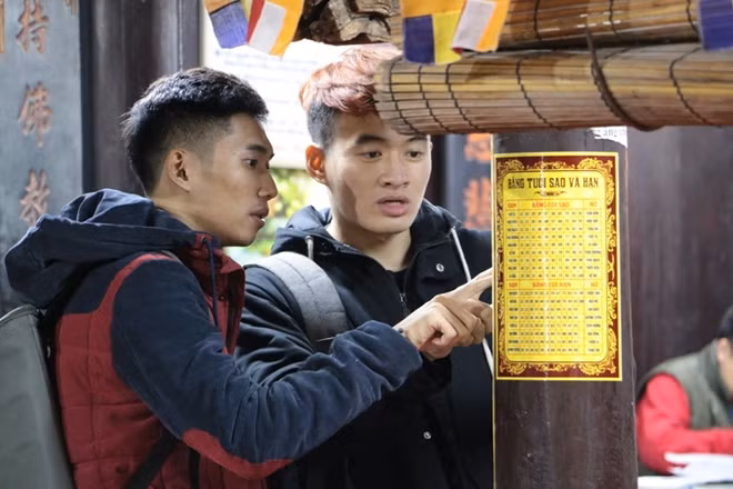 Không chỉ người có tuổi đến chùa đăng ký dâng sao giải hạn và cầu an, mà có rất nhiều bạn trẻ đến đăng ký giải hạn sao xấu cho mình và gia đình.