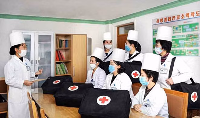 Nhân viên y tế tại một bệnh viện ở Bình Nhưỡng, Triều Tiên. Ảnh: Rodong Shinmun