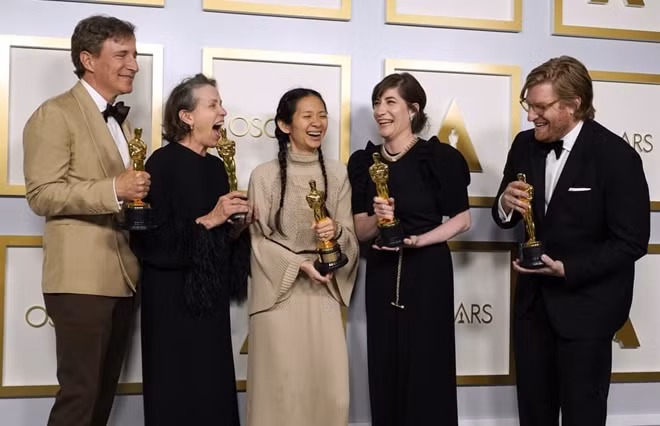 Nhà sản xuất phim Peter Spears, diễn viên Frances McDormand, đạo diễn Chloe Zhao, nhà sản xuất Mollye Asher và Dan Janvey xuất hiện trên thảm đỏ lễ trao giải. Đạo diễn Nomadland Chloé Zhao là nữ đạo diễn châu Á đầu tiên được đề cử ở giải "Đạo diễn xuất sắc nhất". Cô cũng trở thành người phụ nữ đầu tiên nhận được 4 đề cử giải thưởng Oscar trong cùng một năm.