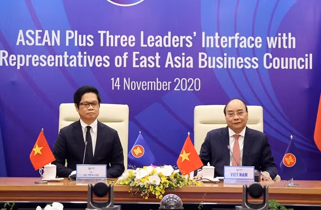 Thủ tướng Nguyễn Xuân Phúc cùng Chủ tịch VCCI Vũ Tiến Lộc tại hội nghị.
