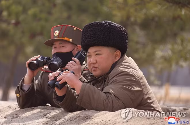 Nhà lãnh đạo Triều Tiên Kim Jong-un đã thị sát cuộc tập trận pháo binh tầm xa. Ảnh: KCNA