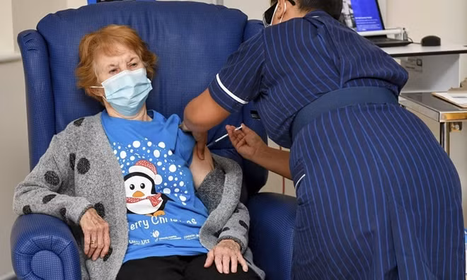 Cụ bà Margaret Keenan, bệnh nhân COVID-19 đầu tiên trên thế giới được tiêm vaccine Pfizer. Ảnh: AP