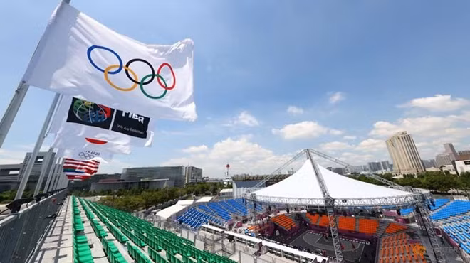 Lá cờ Olympic tung bay tại khu vực luyện tập và tổ chức các môn thi đấu. Ảnh: Reuters