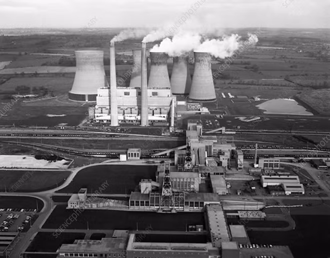 Mỏ than huyền thoại Lea Hall và nhà máy điện Rugeley trong bức ảnh chụp năm 1963. Ảnh: Science Photo