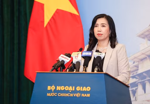 Người phát ngôn Bộ Ngoại giao Lê Thị Thu Hằng trả lời câu hỏi của phóng viên. Người phát ngôn Bộ Ngoại giao Lê Thị Thu Hằng trả lời câu hỏi của phóng viên.