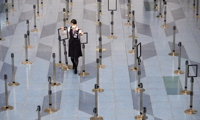 Sân bay Haneda vắng vẻ giữa mùa dịch. Ảnh: The Guardian