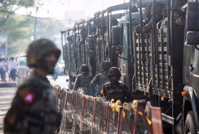 Các binh sĩ Myanmar xuất hiện tại thành phố Yangon. Ảnh: Reuters