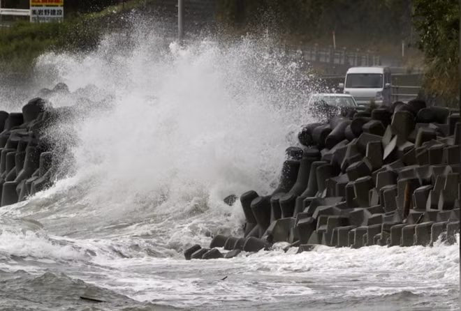 Hình ảnh ghi được vào thời điểm bão đổ bộ tại Kagoshima, Nhật Bản. Ảnh: Reuters