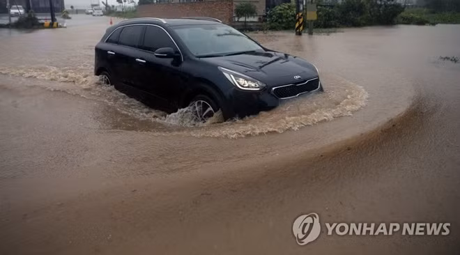 Mưa lớn gâp ngập úng khiến giao thông bị tắc nghẽn. Ảnh: Yonhap