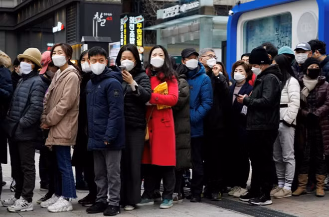 Người dân Hàn Quốc xếp hàng mua khẩu trang. Ảnh: Reuters