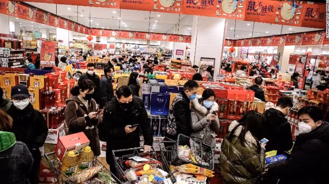 Người dân Vũ Hán chào đón năm mới với những chiếc mặt nạ không ai mong muốn. Ảnh: CNN
