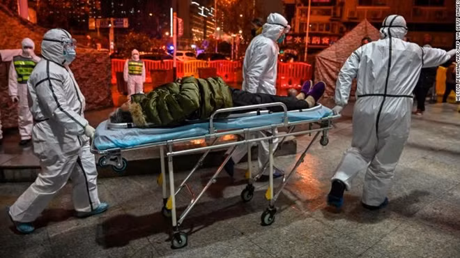 Một nhân viên chăm sóc sức khỏe đã chia sẻ với CNN rằng: "Xét về nguồn lực, toàn Vũ Hán đều đang thiếu hụt". Các nhân viên y tế cũng đang yêu cầu được cung cấp thêm trang phục bảo vệ, kính và khẩu trang y tế để phục vụ công tác điều trị.