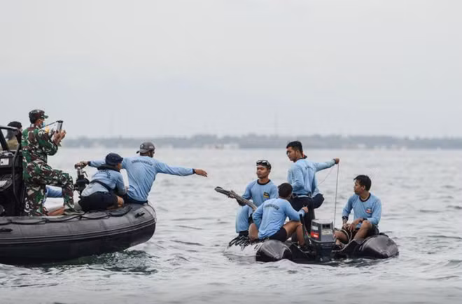 Thợ lặn hải quân Indonesia tin tưởng sẽ tìm thấy hộp đen trong ngày 11/1. Ảnh: Reuters