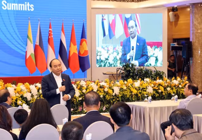 Thủ tướng Nguyễn Xuân Phúc kiểm tra công tác chuẩn bị Hội nghị cấp cao ASEAN 37. Ảnh: VNA