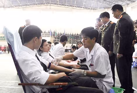 Lãnh đạo Học viện ANND và các học viên tham gia lễ phát động hiến máu tình nguyện.