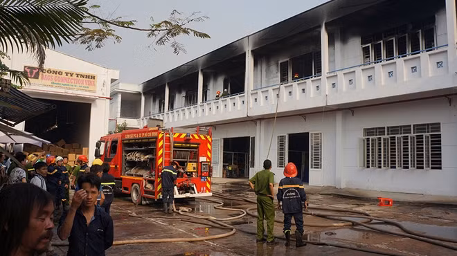 Lực lượng chữa cháy vẫn túc trực tại hiện trường
