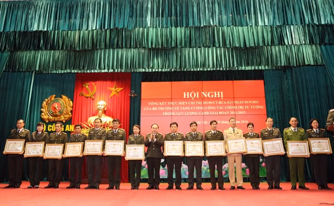 Thứ trưởng Bùi Quang Bền trao Bằng khen tặng các tập thể xuất sắc.