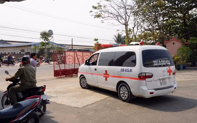 Xe cứu thương tới hiện trường.