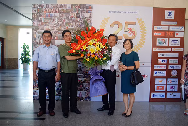 Thiếu tướng, TS Phạm Văn Miên, Tổng Biên tập Báo CAND tặng hoa chúc mừng Báo Bưu điện Việt Nam.