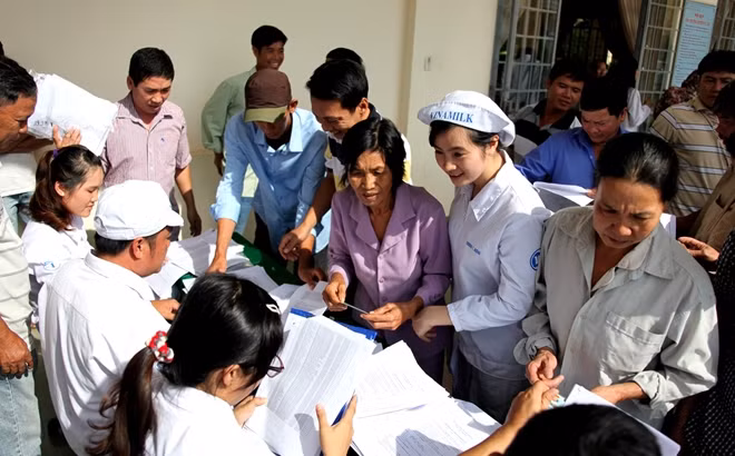 Vinamilk kí kết hợp đồng tiêu thụ sữa cho nông dân