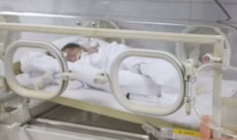 Thai nhi đang được chăm sóc trong lồng kính. Thai nhi đang được chăm sóc trong lồng kính.
