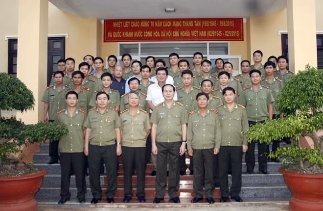 Bộ trưởng Trần Đại Quang chụp ảnh lưu niệm với CBCS Cục An ninh Tây Nguyên.