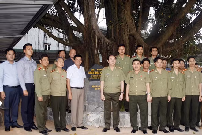 Bộ trưởng Trần Đại Quang chụp ảnh lưu niệm với CBCS Cục An ninh Tây Nguyên.