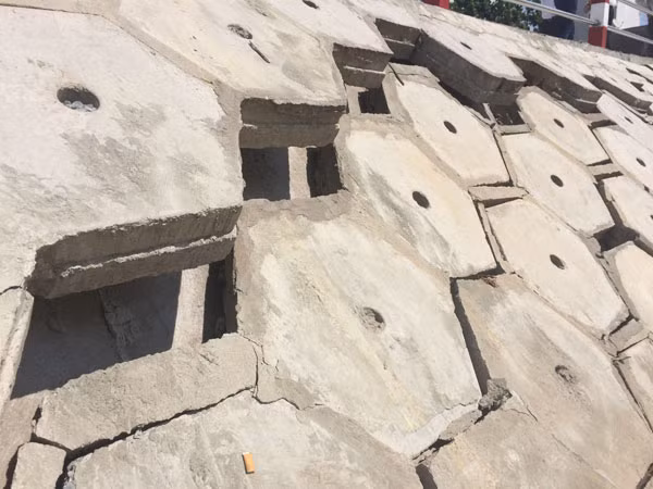 Một số đoạn taluy bị sạt lở.