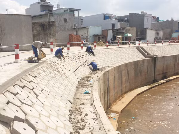 Đơn vị thi công đang khắc phục sự cố sạt lở cục bộ một số đoạn hai bờ taluy.