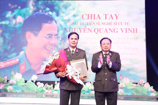 Trung tướng Mai Văn Hà trao Quyết định nghỉ công tác chờ hưởng chế độ hưu trí cho Đại tá Nguyễn Quang Vinh