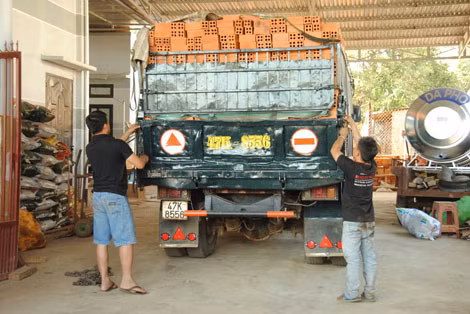 Chiếc xe tải chở quá tải được tài đóng cửa bỏ đi.