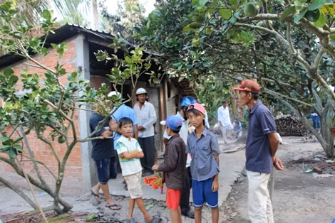 Rất đông người dân đến xem hiện trường, phẫn nộ với cách ra tay tàn độc của hung thủ.
