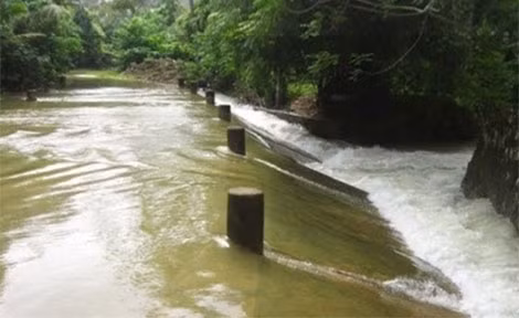 Đập tràn nơi anh Lê Văn Duẩn tìm xe máy bị nước cuốn trôi.