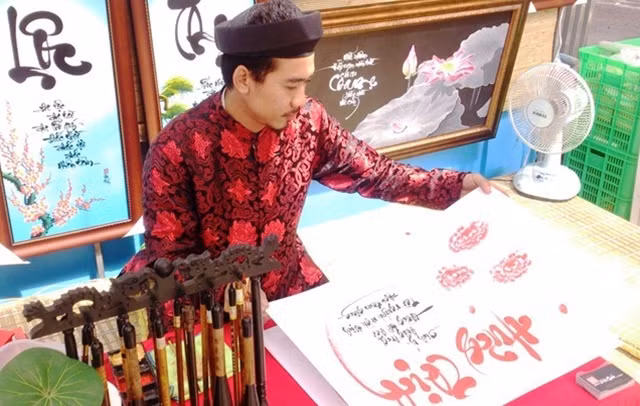Năm nay ngoài các bức thư pháp viết tay thì còn có những bức thư pháp được in sẵn với những họa tiết độc đáo