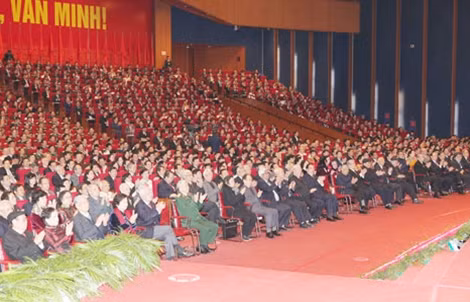 Các đồng chí lãnh đạo, nguyên lãnh đạo Đảng, Nhà nước và các đại biểu dự bế mạc Đại hội sáng 28-1.