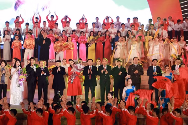 Tổng Bí thư Nguyễn Phú Trọng cùng các đại biểu tặng hoa các nghệ sĩ, diễn viên biểu diễn trong chương trình.