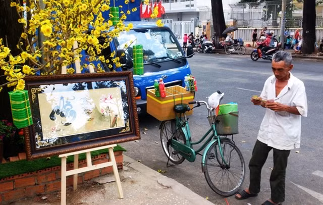 Một người đàn ông mưu sinh trên phố ông đồ.