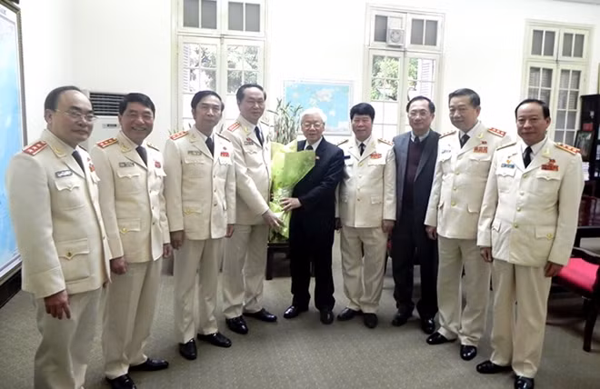 Đoàn đại biểu Đảng ủy Công an Trung ương, lãnh đạo Bộ Công an chúc mừng đồng chí Tổng Bí thư Ban Chấp hành Trung ương Đảng Cộng sản Việt Nam khoá XII- Nguyễn Phú Trọng.