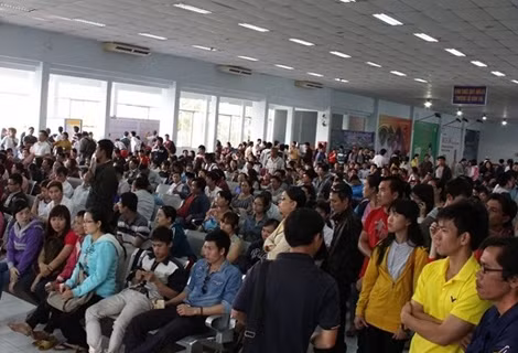 Ga Sài Gòn ngày đầu bán vé tàu Tết (6/12).