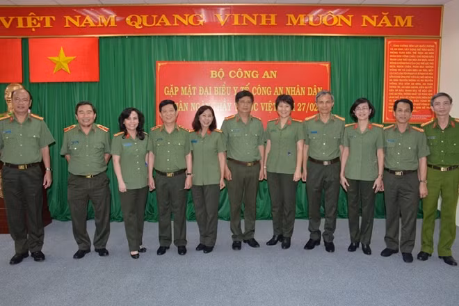 Thứ trưởng Nguyễn Văn Sơn cùng với các đại biểu, cán bộ, đội ngũ y bác sĩ các đơn vị tham dự gặp mặt.
